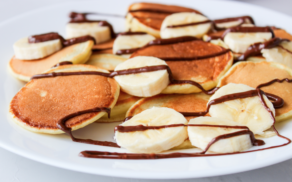Mini pancakes recheadas de banana com papapá de banana, mirtilo e quinoa