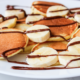 Mini pancakes recheadas de banana com papapá de banana, mirtilo e quinoa